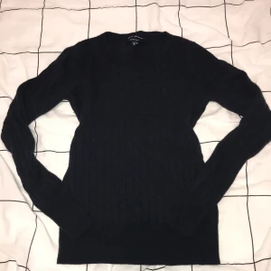 Gant kabelstickad marinblå tröja ⚡️ - Fin men lite urtvättad (därav priset) kabelstickad tröja från Gant💕