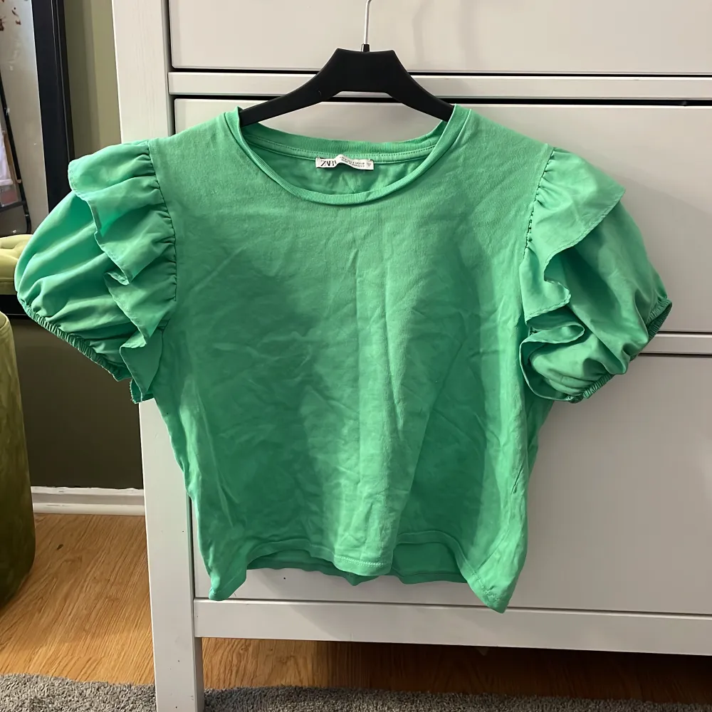 Hej! Jag säljer denna ur söta gröna puffärms t-shirten från Zara. Jag köpte den sommaren 2021 och har bara använt den 2-3 gånger. En unik t-shirt som fungerar till festliga tillfällen men även till vardags. Skulle själv säga att den är en xs-s.💚🌏. Blusar.