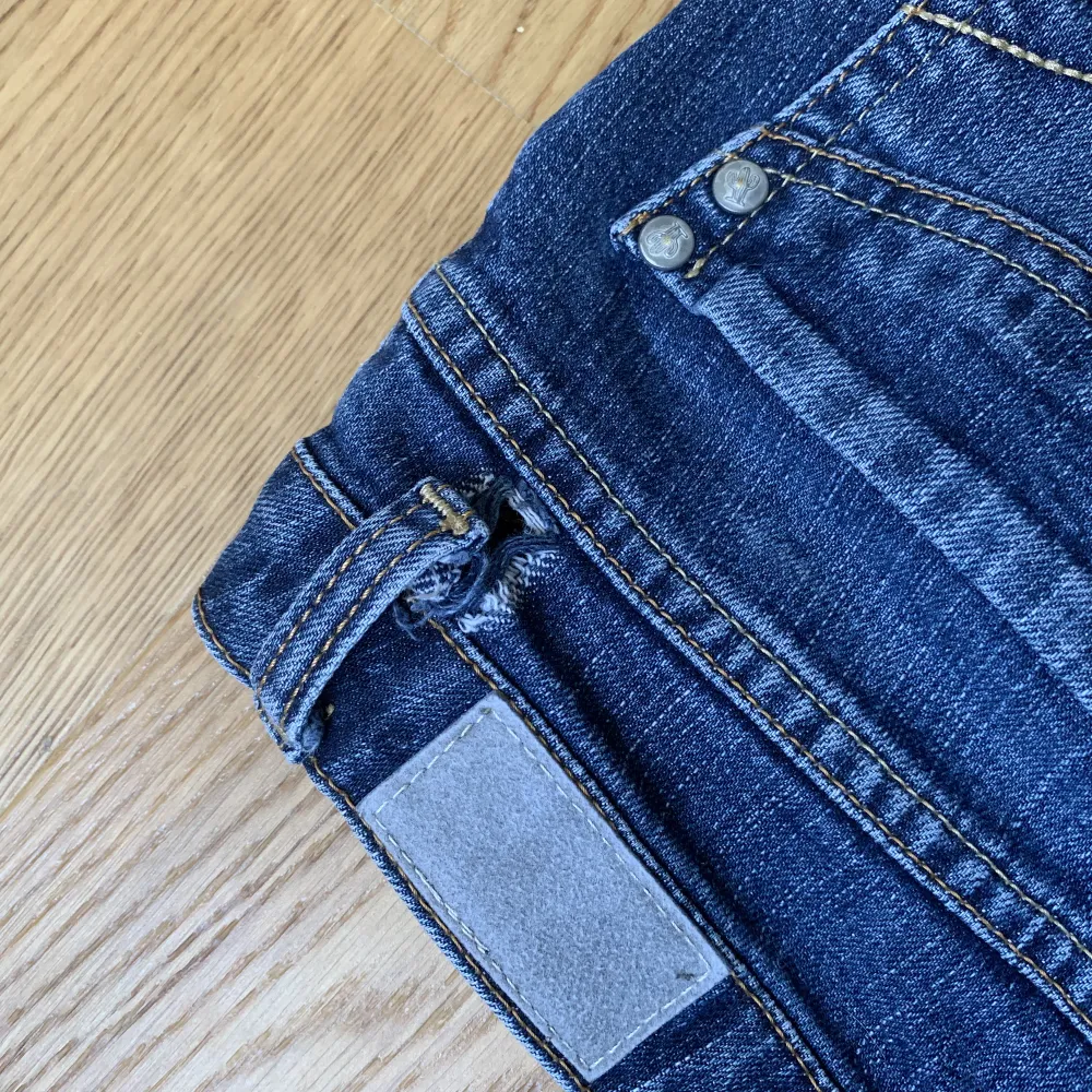 Lågmidjade bootcut jeans. Köpta secondhand och saknar storlek lappen. Uppskattar att dom är S kanske XS. Skriv till mig för exakta mått!  Har ett litet hål på baksidan, se sista bilden. Jeans & Byxor.