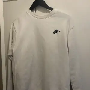 Detta är en nike sweatshirt värt 800 kr som jag använt lite eftersom den alltid har suttit löst på mig. Jag köpte den från nike butiken och den är i väldigt god skick.