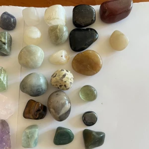 Dem e riktiga kristaller  - Dem stora är 90kr och dem små är 40kr 