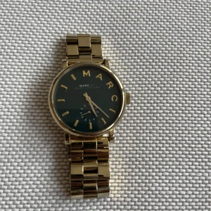 Marc Jacobs klocka  - Marc Jacobs klocka i fint skick. Finns en repa vid 25 min strecket. Annars fint skick. Extra länkar finns 