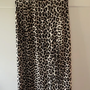 Lång kjol  - Lång kjol från hm, leopard