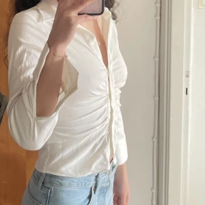 Blus/skjorta från Zara - Vit blus som är strechig över bröstet, storlek xs