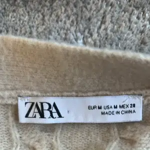 En jättefin stickad kofta från Zara. I storlek M och i nyskick💓