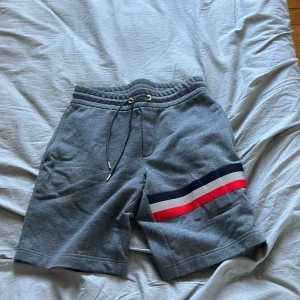 Moncler shorts - Äkta moncler shorts som är i bra skick 7/10, storleken är S