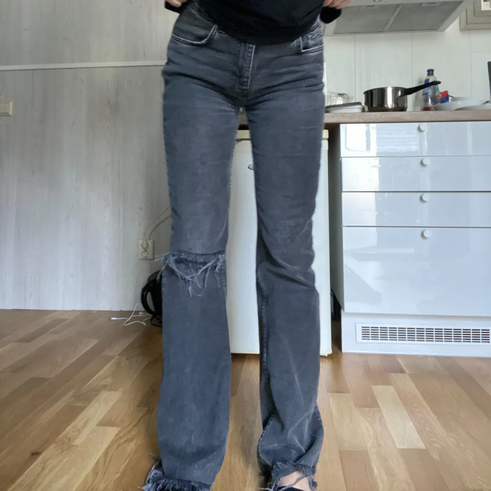 Jag säljer dessa mörkgråa jeans med super snygga slitningar på det ena knät och längst ner🤩Jeansen är knappt använda och köptes på Gina Tricot för 599 🥰. Jeans & Byxor.