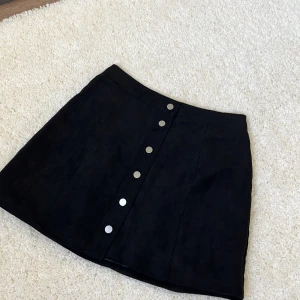 NEW IN KJOL - En riktigt snygg kjol, passar utmärkt för en utekväll med någon snygg topp upptill eller så kan man också klä ner med en basic T-shirt👌🏽🌸