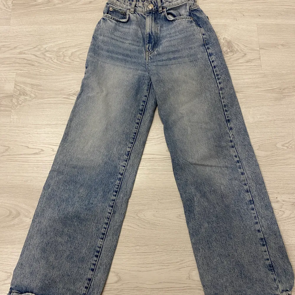 Jätte snygga breda ljusblåa högmidjade jeans från Ginatricot. Pris kan diskuteras i dm.. Jeans & Byxor.