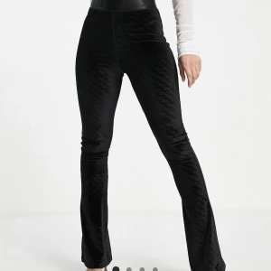 Mysbyxor utsvängda - Utsvängda mysbyxor från River Island. Dessa var tyvärr för tajta på mig och jag missade datum för returnering. De är alltså helt nya och aldrig använda. Storlek EU 36 (satt tajt och var lite korta på mig som är 166cm och brukar ha s)