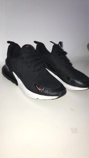 Nike 270 - Storlek:39, skick 8/10, säljes pågrund av för liten storlek  Pris kan diskuteras, köpare står för frakt. 