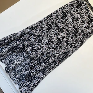 NEW IN KJOL - En riktigt snygg kjol, passar utmärkt för en utekväll med någon snygg topp upptill eller så kan man också klä ner med en basic T-shirt👌🏽🌸