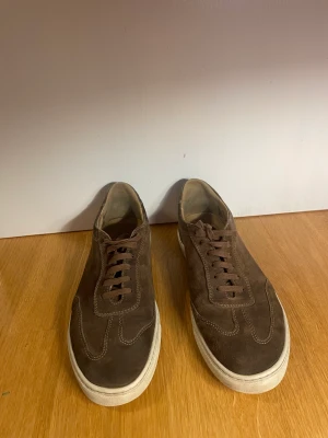 CQP sneakers  - Mörkbruna CQP sneakers. Str 44 men passar även om man har 45. Box medföljer. Ordinarie pris 3500kr.