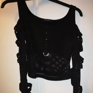 Gothic nät-topp - En jättefin topp med metallringar och nitar. Säljer den, då den är förliten för mig. Jag svarar gärna på frågor. 