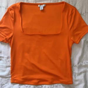 Orange T-shirt  - Säljer då den är för stor för mig och inte kommer till användning. 