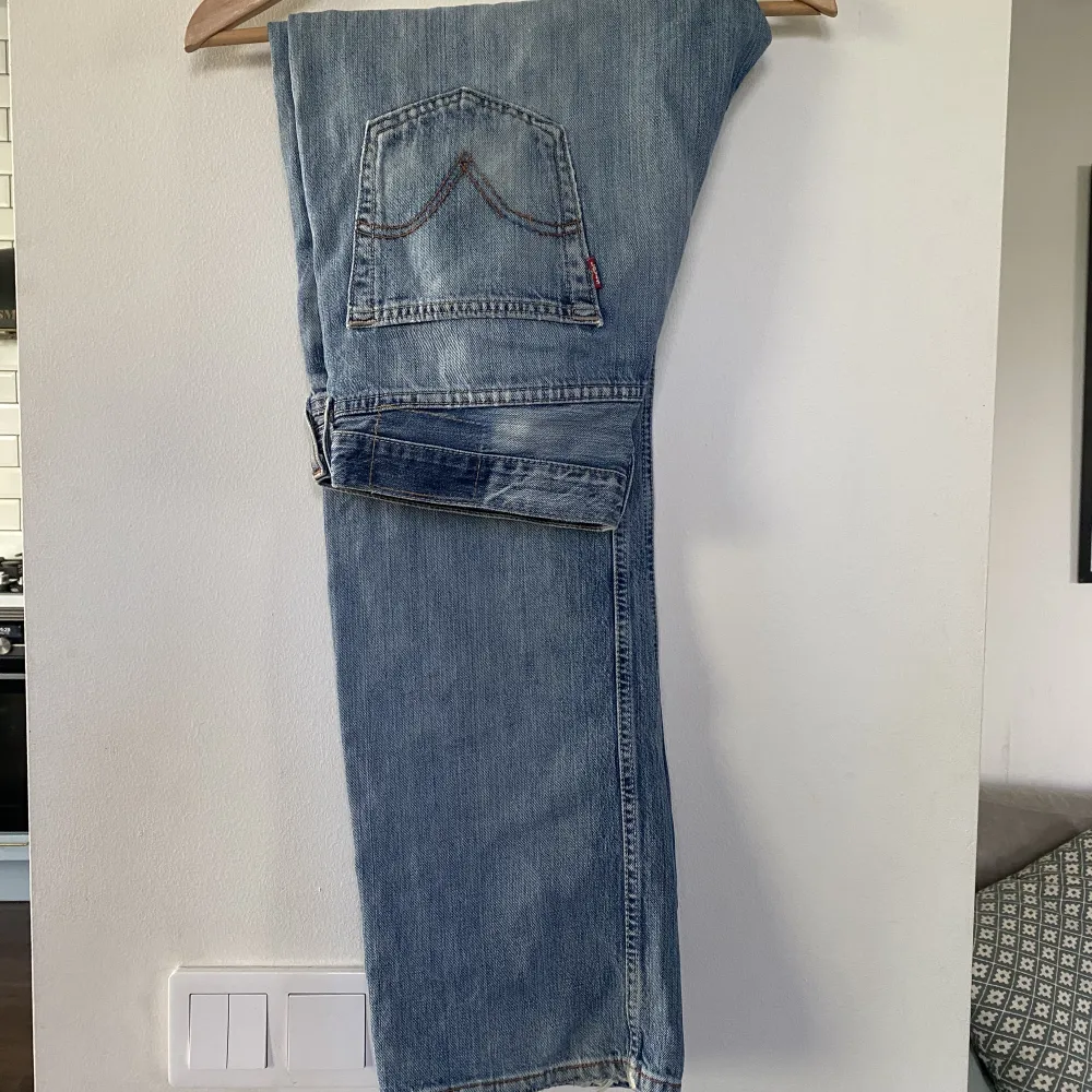 Levis jeans köpta secondhand. Inga direkta defekter. . Jeans & Byxor.
