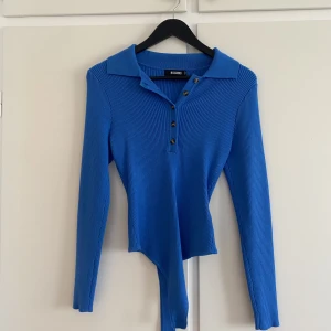 Blå ribbad body från missguided  - Säljer denna blåa ribbade bandyn från missguided i storlek 40. Aldrig använt endast testat. Lång i ärmarna och väldigt fin blå färg 