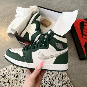 Nya jordan 1 high gorge green 40.  Passar 39 då de är små i storleken.  Kvitto finns.  Kan också tänka mig att byta :) 