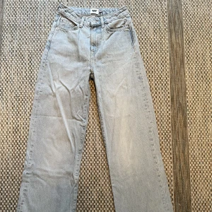 Jeans - Ett par ljusblåa super fina jeans, högmidjade och vida. De är hela och inte alls slitna, men har dock en lite fläck längst ner på högra benet där bak. Ska ge det ett försök att få bort, dessvärre är det inget man tänker på eller som syns.💕 