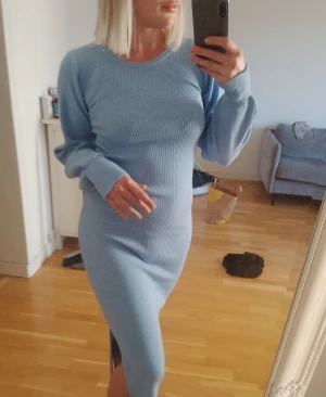 Helt ny klänning  - Helt ny och köpt på Nelly  Passar small och medium, streshigt tyg Super mjuk och skön tyg  Nypris är 500