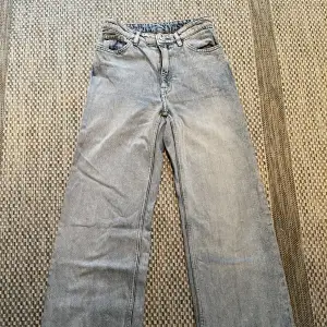 Ett par ljusa vida jeans från Monki,  som går ända ner till golvet på mig som är 165 cm lång. Jätte fina till sommaren och super sköna! Använts en del men trots det som i nyskick💕 Inte så mycket stretch, där av håller formen väldigt bra. 