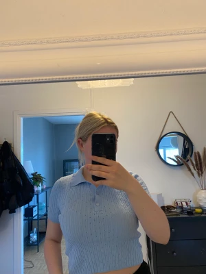 Virkad blå topp - Säljer denna virkade blåa toppen från bikbok i storlek S. Aldrig använt med knappar 