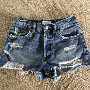 Zara shorts - Använda max 5 gånger, säljer pågrund av dem är försmå. Inga defekter bara att vissa remmarna i hålen gått upp men enligt mig bara snyggt!