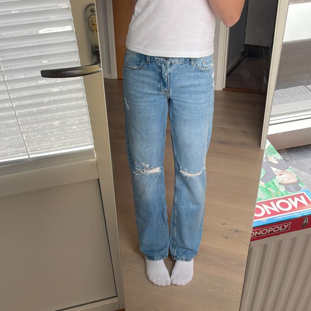 Säljer dessa helt nya jeansen från zara! De har en straight fit och har två hål vid knäna. Säljs så de inte är använda sen dem köptes🤍. Jeans & Byxor.