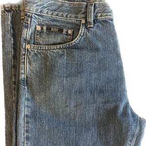 bästa jeansen jag har ägt, passformen är perfekt förde som söker loose jeans och färgen är väldigt bra, unika jeans!
