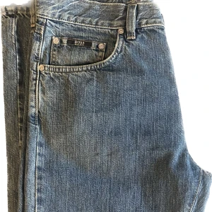 Hugo Boss Jeans - bästa jeansen jag har ägt, passformen är perfekt förde som söker loose jeans och färgen är väldigt bra, unika jeans!