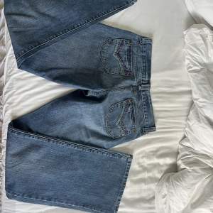 Säljer dessa jeans då de sitter för tajt på mig, jättefint skick och köpta second hand💓Midjemåttet är 37-38 cm rakt över😋