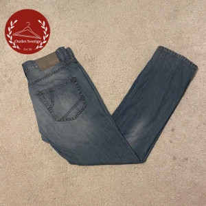 Benetton jeans  - Just nu säljer vi ett par fina jeans ifrån Benetton, skick 7/10 Vid frågor och funderingar hör av er!!!