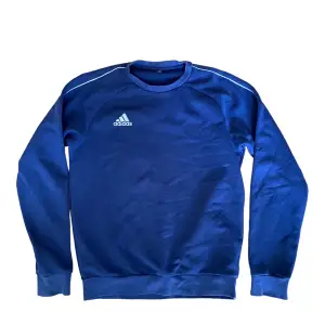 Vintage Adidas tröja. Tröjan är i bra skick utan fläckar eller skador men lappen på insidan är borta. Känn dig fri att fråga om du undrar något!