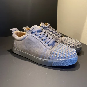 Christian Louboutin  - Säljer nu loubsen då dem inte kommer till användning Storlek 43 Bytes helst men kan säljas oxå