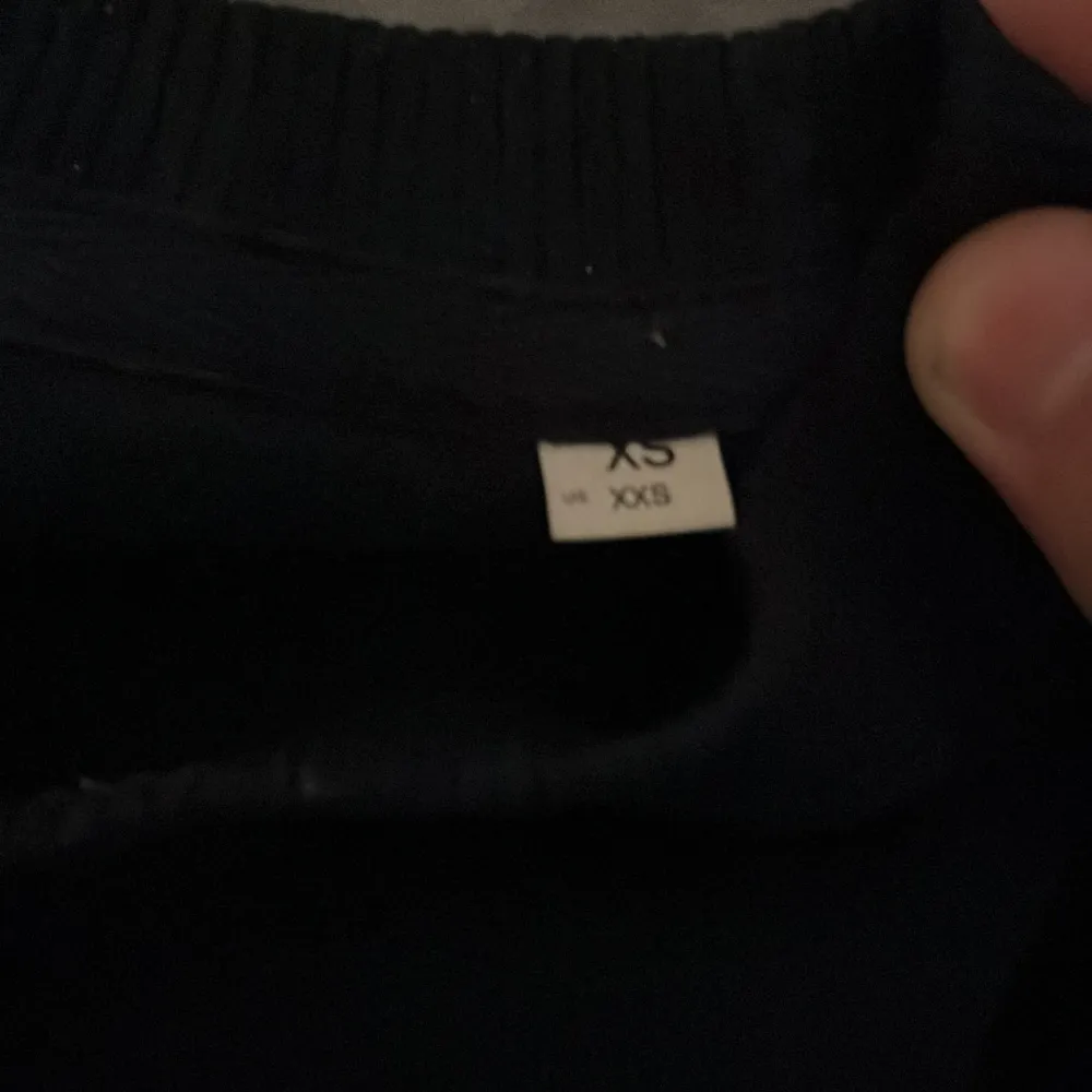 Säljer min donce de la sense tröja som e för liten för mig, använd ett få tal gånger och e i ett väldigt bra skick, storlek XS. Hoodies.