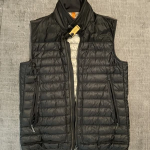 Parajumper väst M - Hej säljer nu min parajumper väst storlek M cond 7/10. Finns ett litet hål på bild 3 annars är den som ny kvitto finns.