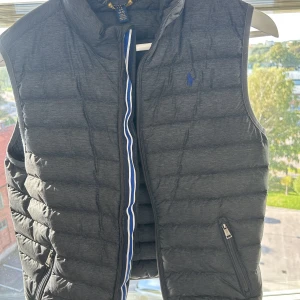 Ralph lauren väst - Säljer min Ralph lauren väst för att jag har växt ur den. Perfekta västen till våren! Själv hade jag den när jag var runt 170-174 då det är storleken 170-176cm. Köptes från kidsbrandstore för två år sedan för 2999kr!💛