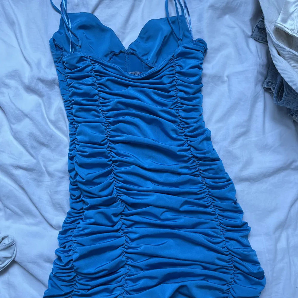 Blå klänning som sitter fint på kroppen. Aldrig använd pga inte min stil. Nyskick och säljes för 50kr + frakt✨✨. Klänningar.