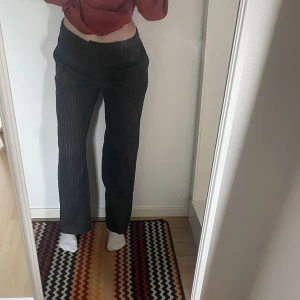 grårandiga kostymbyxor🤍 - Gråa kostymbyxor med ljusgråa ränder från gina! I storlek 36 och perfekt mid/lowrise🤍 