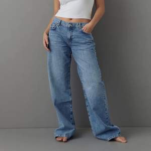 Jätte snygga low waist jeans från Gina tricot!! Storlek 36 i bra skick, slitna där nere. Nypris 499, priset kan diskuteras.