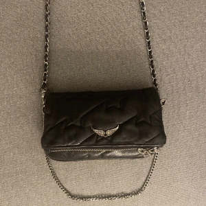 Zadig väska - Säljer min super snygga Zadig väska, ganska okej sick! (Äkta!!) Säljer då jag köpte en ny väska. (Dustbag följer med!) möts antingen upp eller fraktar! Säljer billigt då jag vill bli av med den! Pris kan diskuteras!😊
