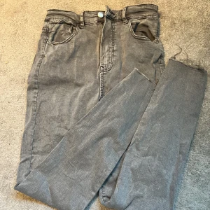 Gråa jeans  - Helt nya! Stretchiga! Nypris 349kr