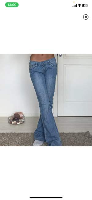 (Lånade bilder) köpte de här jeans på plick i nyskick aldrig använda av mig. Säljer då de tyvärr för för stora för mig.💕Innerbenslängd:80cm Midjemåttet:79cm💓
