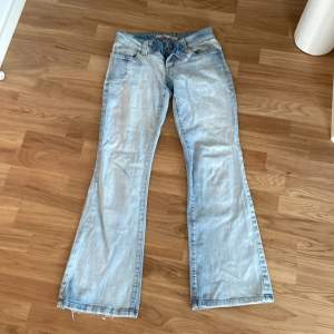Ljusblå lågmidjade boutcut jeans (37cm rakt över inerbenslängd 76)💕