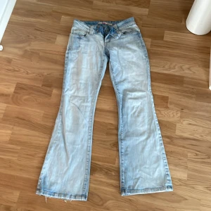 Jeans - Ljusblå lågmidjade boutcut jeans (37cm rakt över inerbenslängd 76)💕