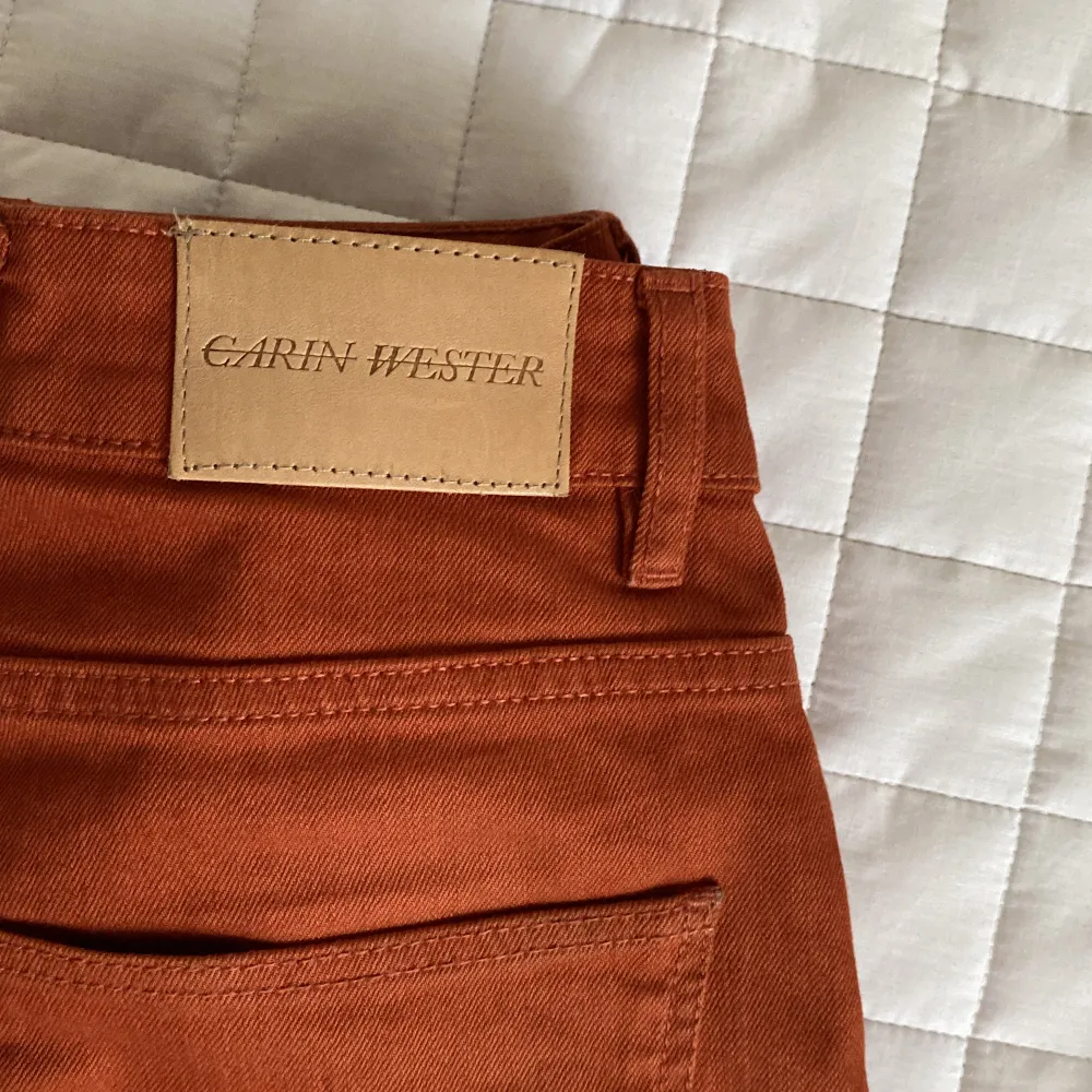 Vida tegelfärgade jeans/byxor från Carin Wester som tyvärr blivit för små för mig💔 Riktigt fina till hösten!. Jeans & Byxor.