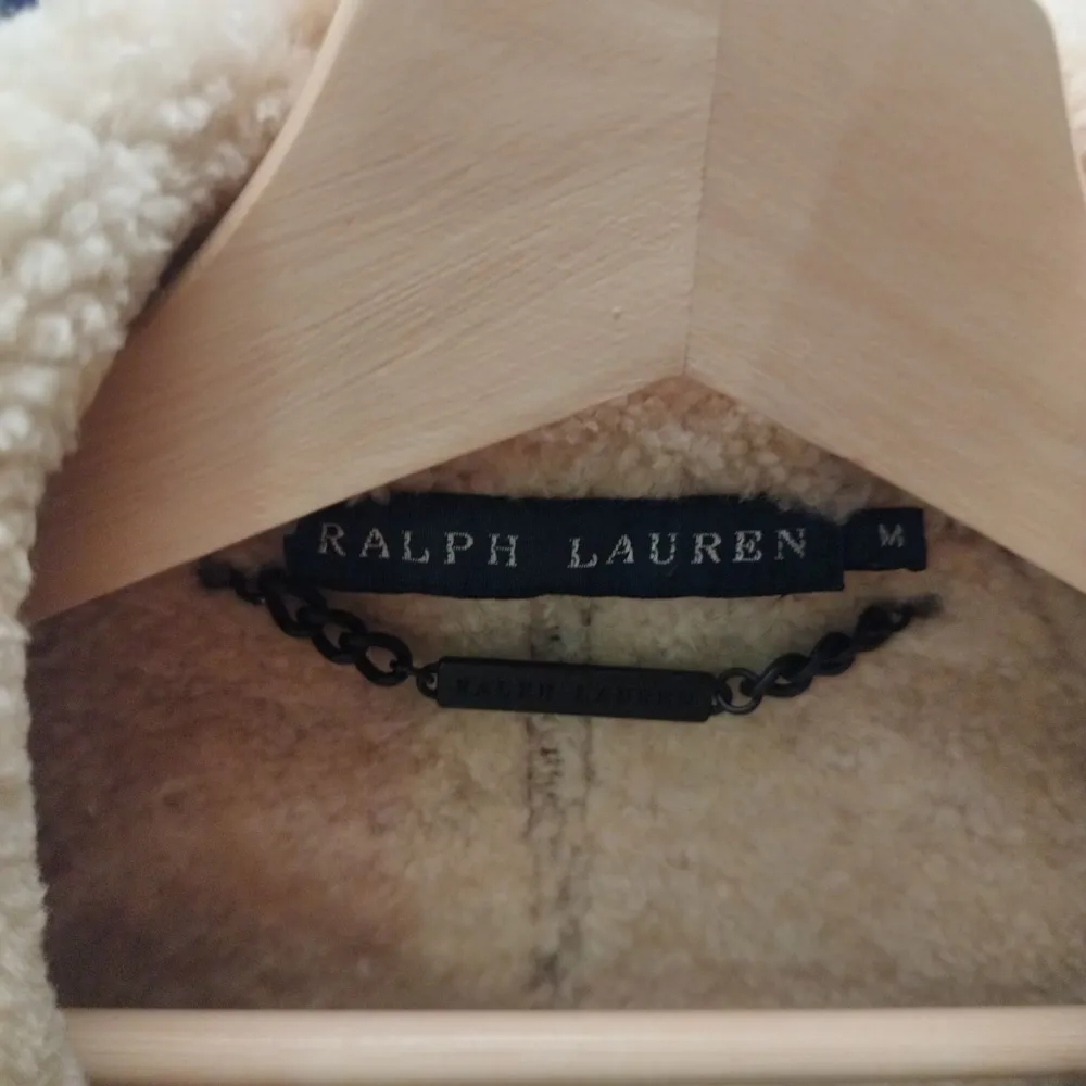 Pälsjacka från Ralph Lauren, modell Biker. Helt ny, men utan prislapp. Mer som en stl S  Storlek: M Material: Lammull/ Lamb fur Nypris: 12000 SEK. Jackor.