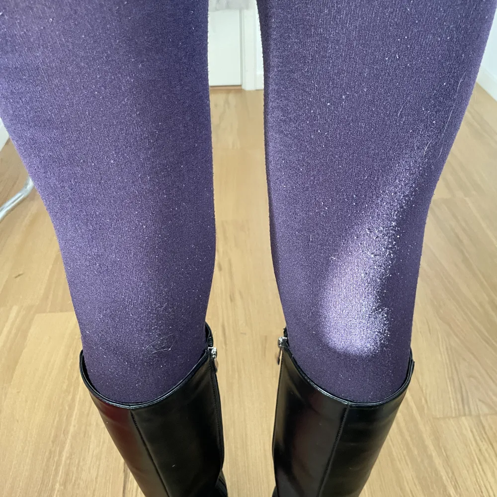Lila leggings som är lite noppriga, pop of colour 💜. Jeans & Byxor.