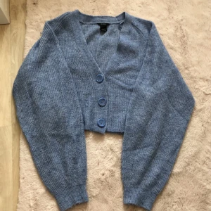 Kofta - Blå stickad kofta från H&M ”Croppad”