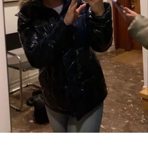 Jacka - Säljer min jättefina mörkblåa glansiga jacka från hollister, helt slutsåld, inga defekter eller nåt, perfekt till både höst o vinter, pris kan diskuteras 